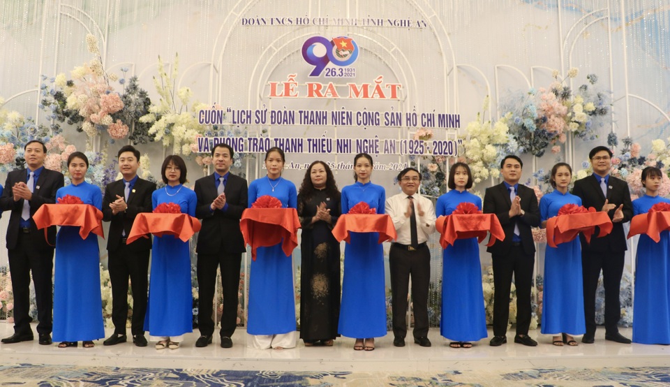 Ra mắt sách về lịch sử Đoàn và phong trào thanh thiếu niên tỉnh Nghệ An - 3 Ra mắt sách về lịch sử Đoàn và phong trào thanh thiếu niên tỉnh Nghệ An - 3