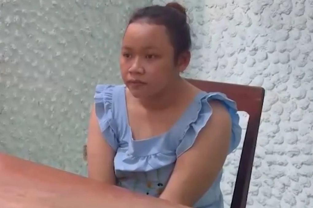 Nữ quái đang đi lừa đảo thì phát hiện... bị lừa, vội bỏ trốn qua mái nhà - 1 Nữ quái đang đi lừa đảo thì phát hiện... bị lừa, vội bỏ trốn qua mái nhà - 1