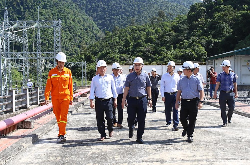 Tổng giám đốc EVNNPT kiểm tra vận hành tại Truyền tải điện Tây Bắc 2 - 1 Tổng giám đốc EVNNPT kiểm tra vận hành tại Truyền tải điện Tây Bắc 2 - 1