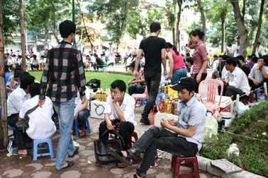 Quán giải khát tự phát “quây” trường thi ngày nắng gắt