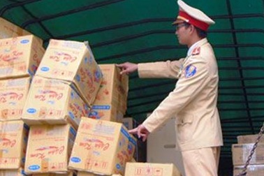 Bắt giữ hơn 560 chai rượu ngoại