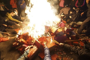 Hà Nội: Dân làng rước lửa về nhà trong đêm cầu may mắn