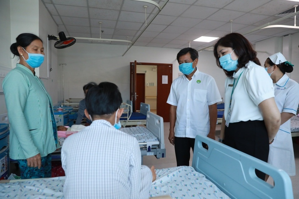 Ông Đoàn Ngọc Hải đưa bệnh nhi mồ côi viêm cơ tim tối cấp về quê - 3 Ông Đoàn Ngọc Hải đưa bệnh nhi mồ côi viêm cơ tim tối cấp về quê - 3