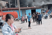 Công ty gỗ 2.000m2 bốc cháy, công nhân nháo nhào bỏ chạy