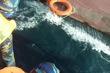 Tàu chở 15.000 lít dầu bị chìm, 4 thuyền viên được cứu sống