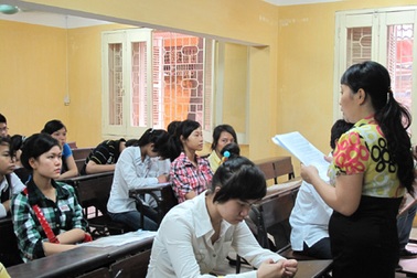 Không có quy định cấm giáo viên mặc váy lên lớp