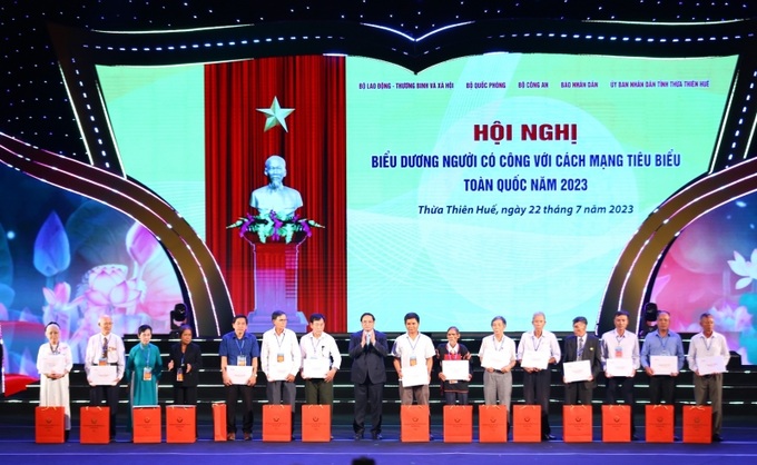 Thủ tướng Chính phủ Phạm Minh Chính trao kỷ vật chiến tranh và quà tặng cho cán bộ, thân nhân cán bộ đi B