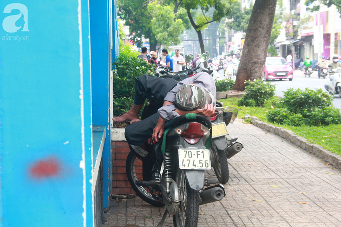 Phụ huynh lo lắng, đội mưa đợi con trong ngày đầu kỳ thi tuyển sinh vào lớp 10 - Ảnh 11. Phụ huynh lo lắng, đội mưa đợi con trong ngày đầu kỳ thi tuyển sinh vào lớp 10 - Ảnh 11.