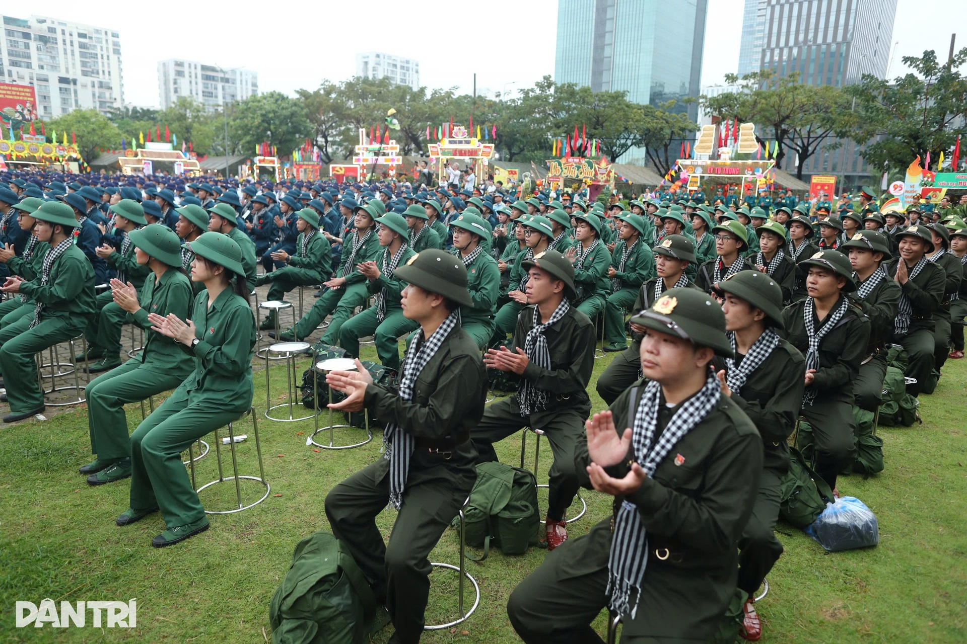 Thiếu nữ Hà Nội tiễn bạn trai nhập ngũ cùng lời nhắn em sẽ đợi anh về - 1 Thiếu nữ Hà Nội tiễn bạn trai nhập ngũ cùng lời nhắn em sẽ đợi anh về - 1