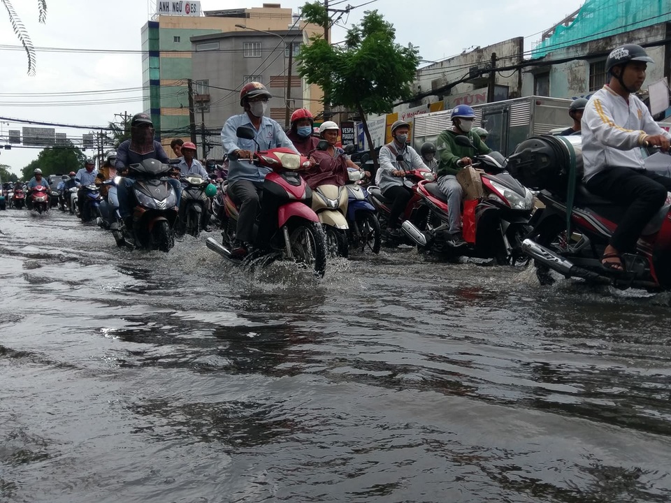 TPHCM đón mưa giải nhiệt, người dân vất vả vượt rốn ngập - 6 TPHCM đón mưa giải nhiệt, người dân vất vả vượt rốn ngập - 6
