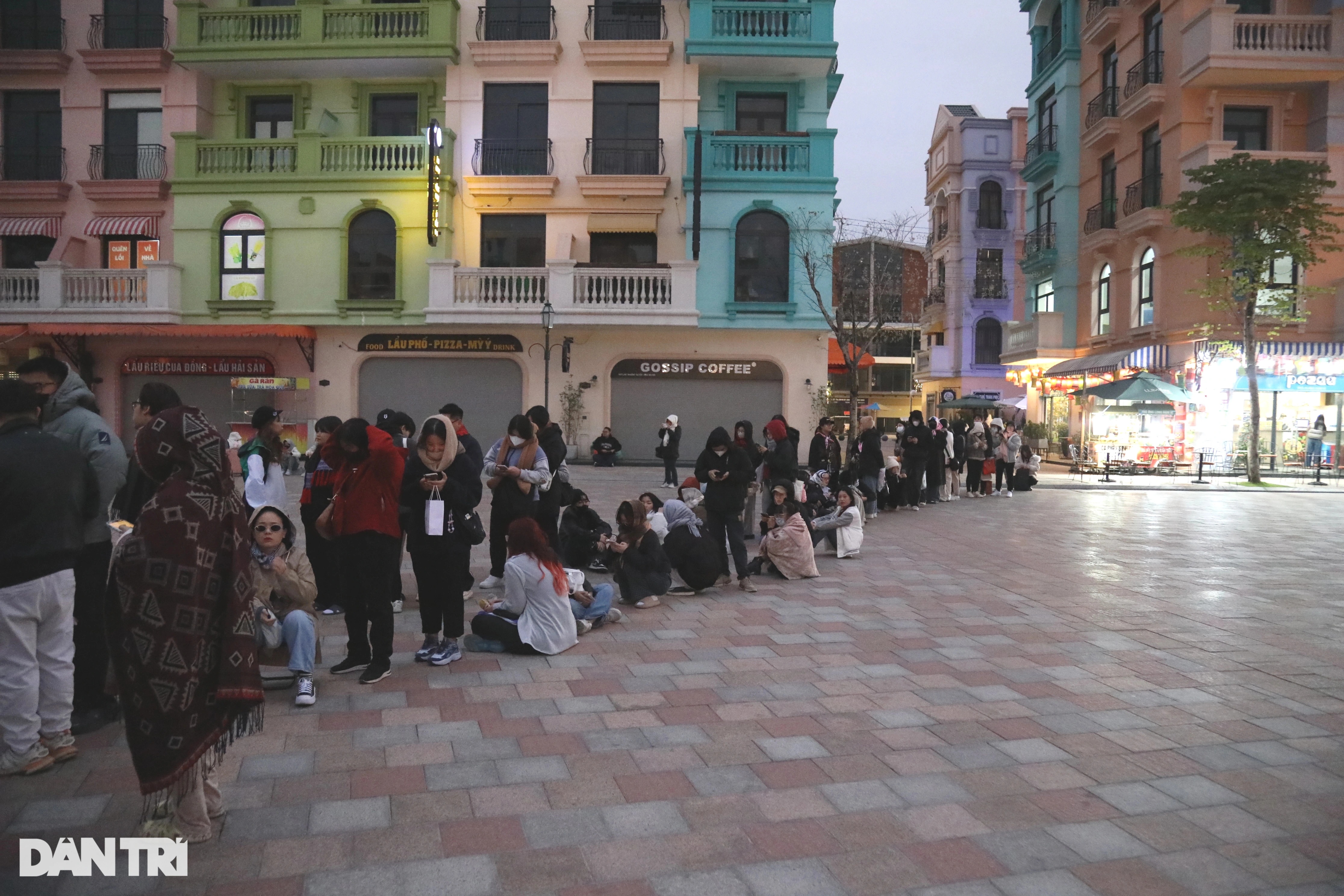 View - Vượt hơn 1.000km, xếp hàng từ 5h ở concert "Anh trai vượt ngàn chông gai" | Báo Dân trí