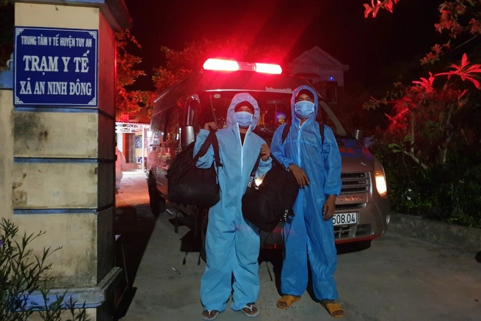 Đội SOS xuyên đêm đón 4 ngư dân đang đi bộ vượt gần 300 km về quê - 1