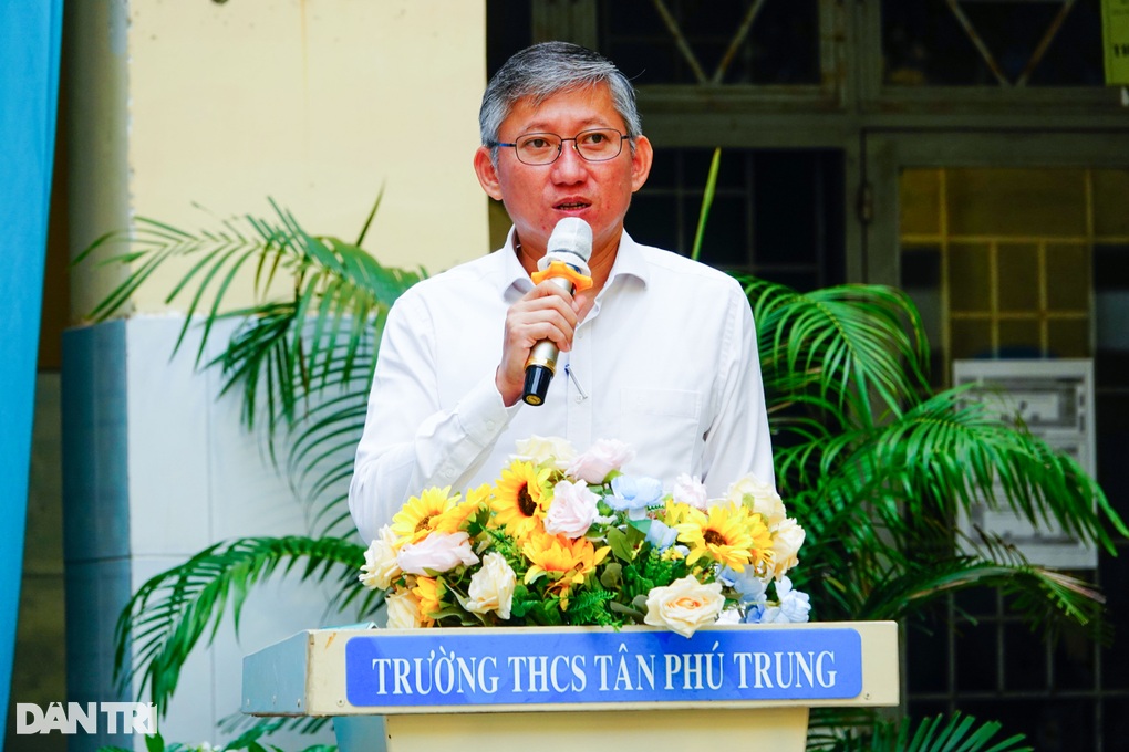 Báo Dân trí trao 411 thẻ bảo hiểm y tế tới học sinh khó khăn huyện Củ Chi - 2 Báo Dân trí trao 411 thẻ bảo hiểm y tế tới học sinh khó khăn huyện Củ Chi - 2