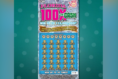 Tiện tay mua vé số ở cây xăng, người đàn ông trúng ngay 350 tỷ đồng