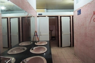 Phụ huynh góp ý, trường ngưng “đề án” nhà vệ sinh 2 tỷ đồng