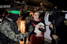 Israel, Hamas trao đổi hơn 40 con tin trong ngày đầu gia hạn ngừng bắn