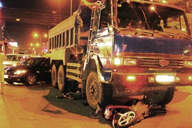 Xe ben cán chết 2 người chuẩn bị đi XKLĐ