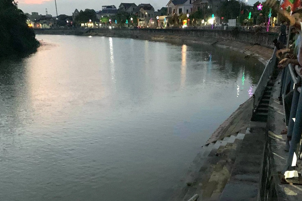 Hàng trăm người được huy động tìm kiếm nam sinh mất tích trên sông - 1 Hàng trăm người được huy động tìm kiếm nam sinh mất tích trên sông - 1