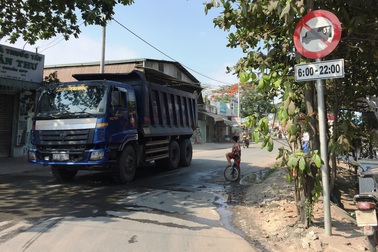Biển báo giao thông ở cung đường tử thần: "Không cánh mà bay" !