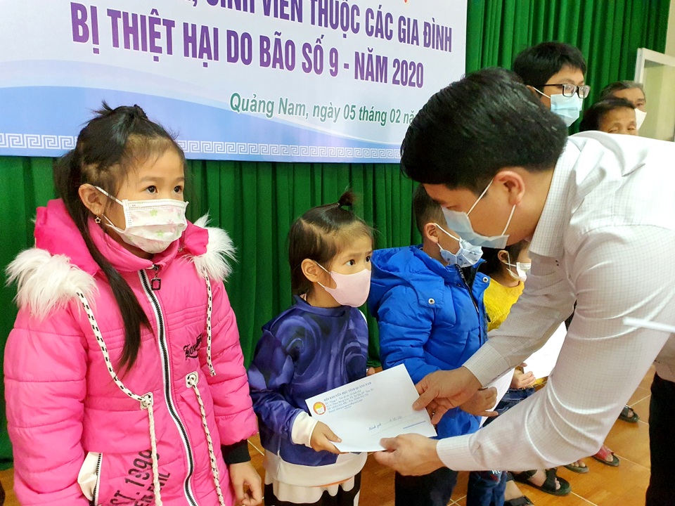 Quảng Nam trao 363 suất học bổng đến học sinh, sinh viên khó khăn - 1 Quảng Nam trao 363 suất học bổng đến học sinh, sinh viên khó khăn - 1