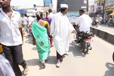 Đi giật lùi suốt 25 năm để kêu gọi hòa bình thế giới