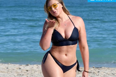 Người mẫu ngoại cỡ tự tin khoe dáng