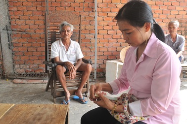 Lúa chết, nông dân tha phương phụ hồ, bán vé số chống đói
