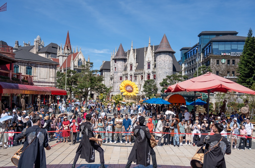 Sun World Ba Na Hills đón lượng khách kỷ lục dịp Giỗ Tổ Hùng Vương - 2 Sun World Ba Na Hills đón lượng khách kỷ lục dịp Giỗ Tổ Hùng Vương - 2