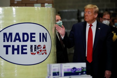 Ông Trump vẫn không đeo khẩu trang giữa nơi đông người