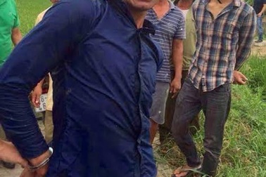 Người dân dũng cảm bắt tên trộm thủ dao bầu chém người truy đuổi