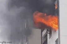 Lửa bao trùm căn hộ chung cư ở TPHCM