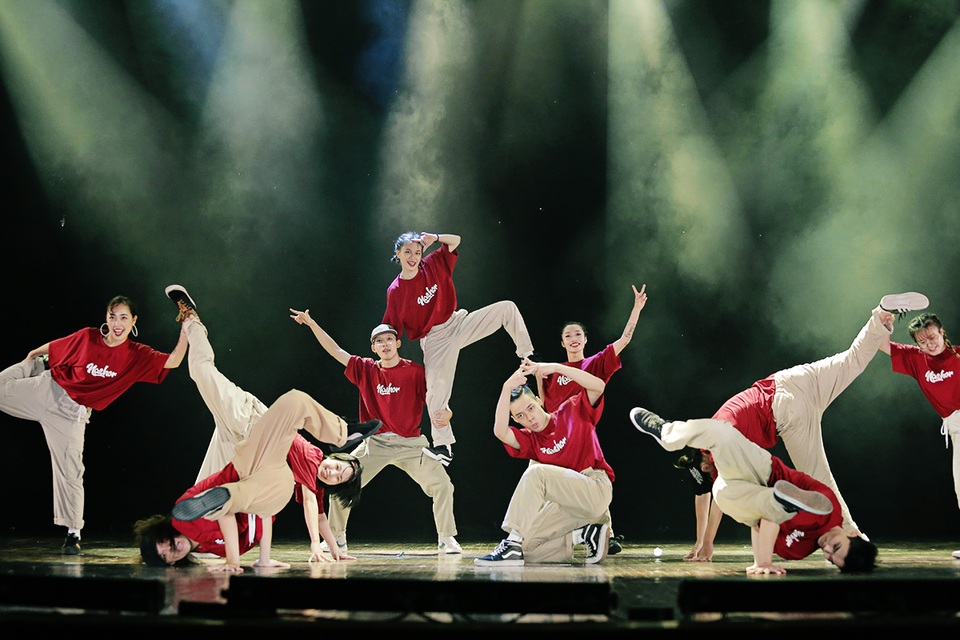 Cháu ngoại nhà thơ Nguyễn Đình Thi nhảy hiphop trên nền nhạc Người Hà Nội - 11 Cháu ngoại nhà thơ Nguyễn Đình Thi nhảy hiphop trên nền nhạc Người Hà Nội - 11