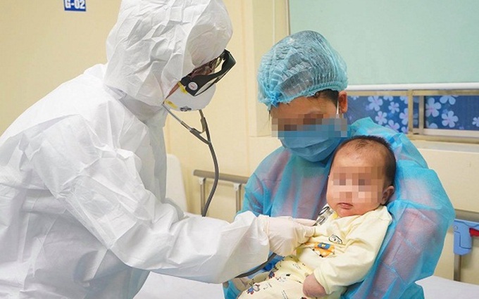 Trẻ nhiễm Covid-19 đang được nhân viên y tế chăm sóc