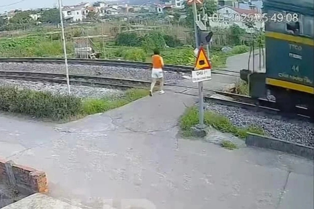 Người phụ nữ bị tàu hỏa tông khi băng qua đường sắt ở Quảng Ninh - 1 Người phụ nữ bị tàu hỏa tông khi băng qua đường sắt ở Quảng Ninh - 1