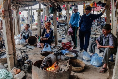 Độc đáo nghề rang ngũ cốc chợ Nủa