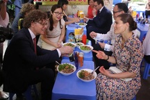 Công chúa Thụy Điển thưởng thức bún bò Nam Bộ tại quán ăn bình dân