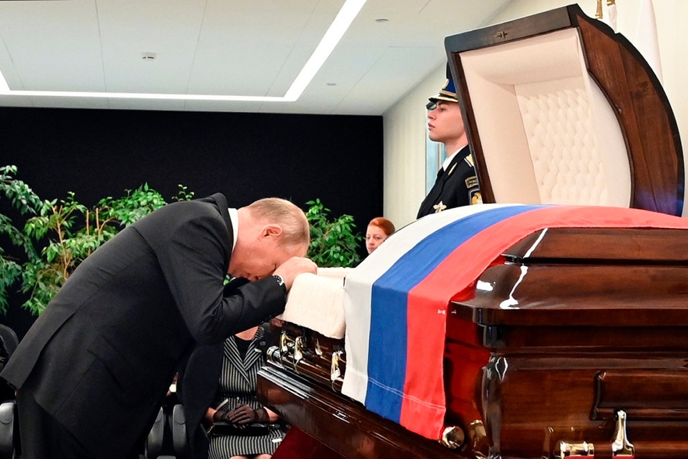 Tổng thống Putin viếng Bộ trưởng tử nạn vì cứu người lúc tập trận - 2 Tổng thống Putin viếng Bộ trưởng tử nạn vì cứu người lúc tập trận - 2