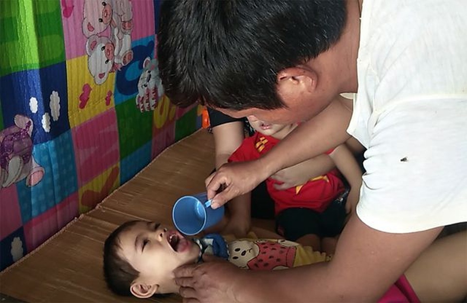 Rưng rưng phút giây bố mẹ 2 bé thơ bại não tiếp nhận gần 60 triệu đồng của bạn đọc giúp đỡ - 1 Rưng rưng phút giây bố mẹ 2 bé thơ bại não tiếp nhận gần 60 triệu đồng của bạn đọc giúp đỡ - 1