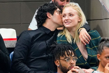 Joe Jonas và Sophie Turner bất ngờ kết hôn