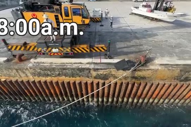 Du khách kể trải nghiệm "kinh hoàng" ngồi ở cần cẩu công nghiệp ra đảo chơi