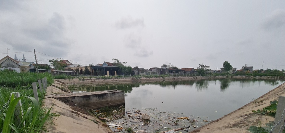 Hồ chứa nước rác bao vây ngập tràn. Hồ chứa nước rác bao vây ngập tràn.