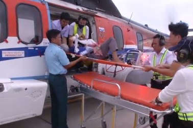 Trực thăng cứu hộ vượt biển cứu ngư dân bị đột quỵ