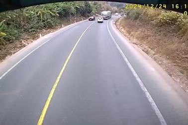 Ô tô con lấn làn vượt ẩu ở khúc cua, dồn xe cảnh sát giao thông vào sát lề