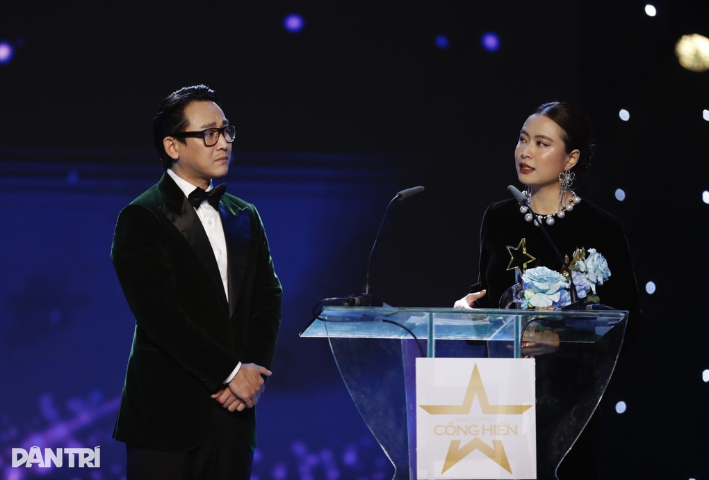 Cống hiến 2023: Hoàng Thùy Linh khóc nấc ẵm 3 giải, ngập ngừng nhắc Đen Vâu - 9