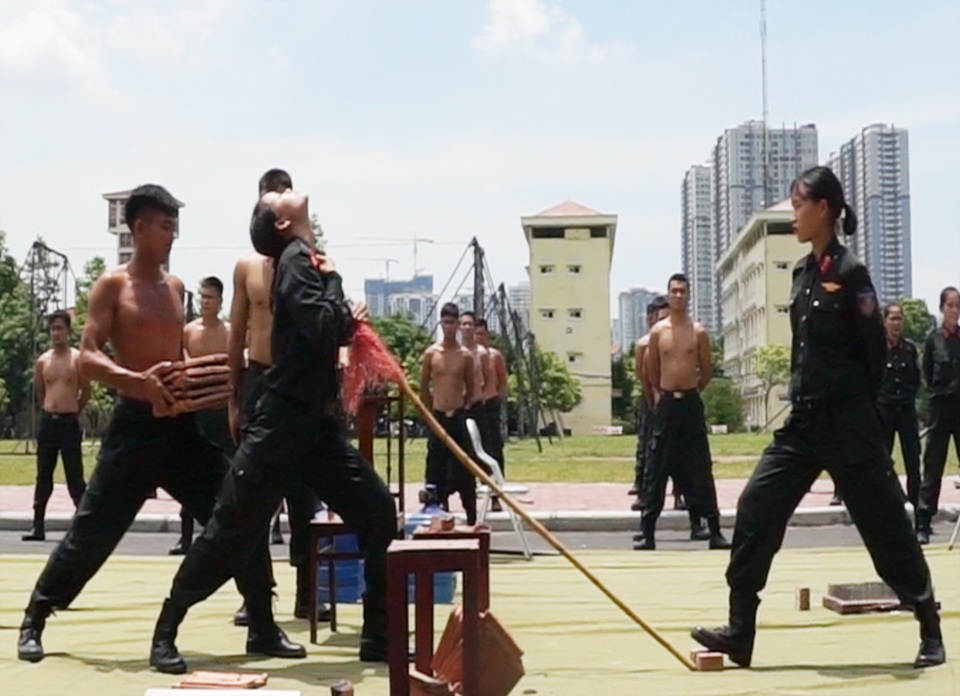 Những pha biểu diễn khí công toát mồ hôi của cảnh sát đặc nhiệm - 5 Những pha biểu diễn khí công toát mồ hôi của cảnh sát đặc nhiệm - 5