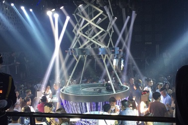 Hơn 100 Cảnh sát “đột kích” quán bar lúc rạng sáng, dân chơi tháo chạy