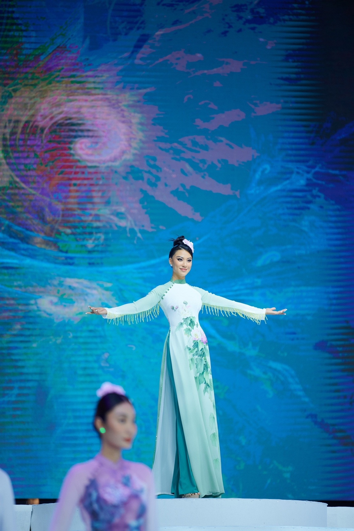Á hậu Kim Duyên khoe vẻ nữ tính trong tà áo dài - 1 Á hậu Kim Duyên khoe vẻ nữ tính trong tà áo dài - 1