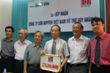 Sơn Nippon tài trợ gần 400 triệu đồng cho Quỹ Nhân Ái