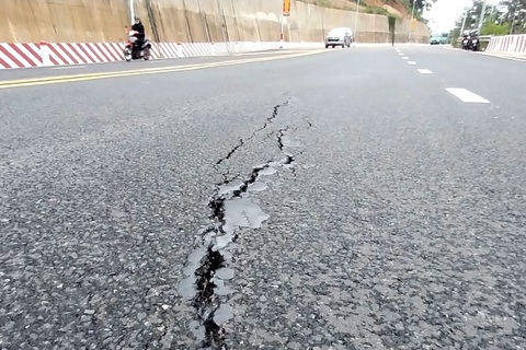 Xuất hiện vết nứt chạy dọc trên đèo Prenn Đà Lạt