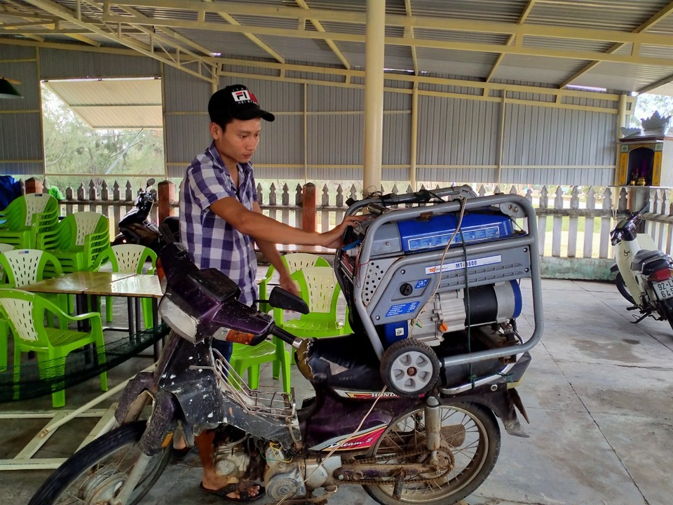 Dịch vụ bơm nước tận nhà đắt hàng thời “tê liệt” sau bão số 9 - 2 Dịch vụ bơm nước tận nhà đắt hàng thời “tê liệt” sau bão số 9 - 2